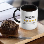 Mug Maman 5 étoiles | Meilleure maman jamais<br><div class="desc">Amusante mug mère avec le mot "maman",  avec un avis 5 étoiles,  le commentaire "extraordinaire,  gentil,  meilleure maman jamais,  la recommanderait fortement",  et le nom des enfants.</div>