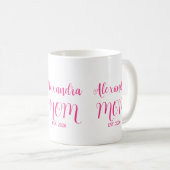 Mug Maman a établi le nom du script rose Tons de café (Devant droit)