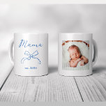 Mug Maman | Coquette Blue Bow and Baby's Photo<br><div class="desc">Cette tasse chic et fantaisiste dit "Mama" dans une jolie couleur bleue avec un arc assorti et une tache pour la date de naissance de son bébé. Ajoutez la photo de son enfant pour une tasse de style coquette qui est la tenue tendance parfaite que toute mère d'un bébé garçon...</div>