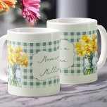 Mug Maman dans un million de jonquilles vertes dans un<br><div class="desc">Mum Mug avec un libellé modifiable,  comme Mum in a Million. La tasse présente des bocaux de jonquilles fraîches en fleurs sur une ferme de campagne verdoyante en vichy. Style vintage moderne avec typographie manuscrite.</div>