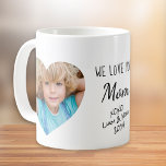 Mug Maman t'aime Coeurs Photos<br><div class="desc">Célébrez maman avec cette tasse photo personnalisée. Vous pouvez ajouter deux photos de ses enfants dans des cadres en forme de coeur,  personnaliser l'expression à "Je t'aime" ou "Nous t'aimons",  et si elle est appelée maman,  maman,  maman,  etc. Vous pouvez également ajouter le nom de ses enfants et l'année.</div>