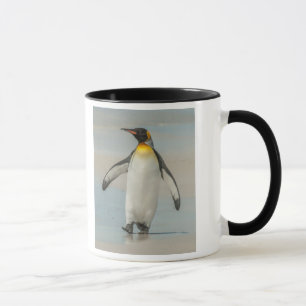 Mug Manchot empereur marchant sur la plage