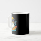 Mug Manchot mignon faisant du surf (Devant gauche)