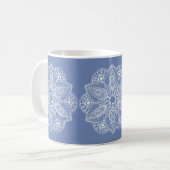 Mug Mandala blanc exotique sur Arrière - plan bleu (Devant gauche)