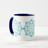 Mug mandala ethnique turquoise. Couronne florale (Devant gauche)