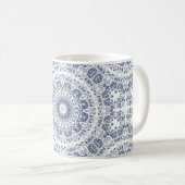Mug Mandala florale bleu poussiéreux (Devant droit)