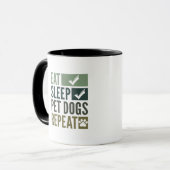 Mug mangez des chiens de compagnie de sommeil, répéter (Devant gauche)