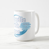 Mug Manipulez avec soin – Appartient à 'Nom' Personnal (Devant droit)