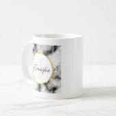Mug Marbre blanc moderne avec Monogramme de ruban or (Devant gauche)