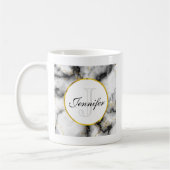 Mug Marbre blanc moderne avec Monogramme de ruban or (Gauche)