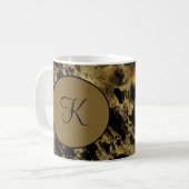 Mug Marbre d'agate noir or Monogramme Tendance Moderne (Devant gauche)