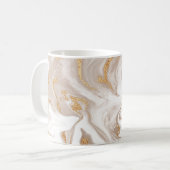 Mug Marbre liquide beige, art de la ligne dorée. (Devant gauche)