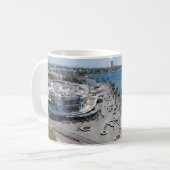 Mug Marche de front de mer de Paphos par drone (Devant gauche)