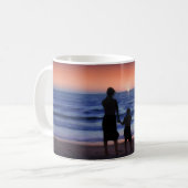 Mug Marche mère-fille sur la plage (Fête des mères) (Devant gauche)