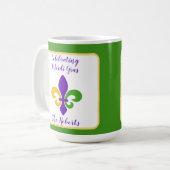 Mug Mardi Gras NOM Vert Or Violet Fleur de Lis (Devant gauche)