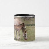 Mug Mare & Colt au cratère volcanique de Rano Raraku (Centre)