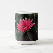 Mug Marguerite rose de Gerbera avec le vers d'écriture (Centre)