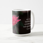 Mug Marguerite rose de Gerbera avec le vers d'écriture (Devant droit)