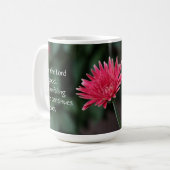 Mug Marguerite rose de Gerbera avec le vers d'écriture (Devant gauche)