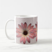 Mug Marguerite Rose - Image de fond à texture en cuir  (Gauche)