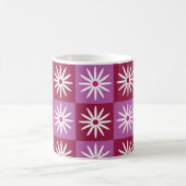 Mug Marguerites blanches à carreaux sur des damiers ro (Centre)