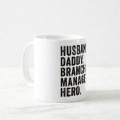 Mug Mari. Papa. Gestionnaire de succursale. Hero. (Devant gauche)