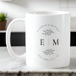 Mug Mariage Élégant Chic Moderne Simple Chic Monogramm<br><div class="desc">Composé de simples lignes droites avec script cursif classique et typographie serif. Ces éléments sont simples,  intemporels et classiques. Il est conçu par White Paper Birch Co. exclusif pour Zazzle. Disponible ici : http://www.zazzle.com/store/whitepaperbirch</div>