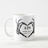 Mug Mariage gothique Halloween Crâne Main Cœur Noir (Gauche)