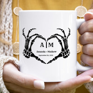Mug Mariage noir de crâne de main de cœur d'Halloween