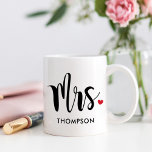 Mug Mariage personnalisé Mme Modern Black Script<br><div class="desc">Tasse à café personnalisée avec Mme dans un script noir moderne avec un accent de coeur rouge mignon et votre nom de famille marié. Un cadeau parfait pour une future mariée, pour un couple marié, ou pour donner votre bonté le jour de la Saint-Valentin ! Visitez notre magasin ou notre...</div>