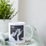 Mug Mariage photo minimaliste noir blanc<br><div class="desc">Couple blanc noir minimaliste personnalisé Mariage photo Mug café</div>