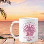 Mug Mariage Plage Coquillage rose Coutume de la servan<br><div class="desc">Joli coquillage rose monogramme de plage mariage mariage mariage mariée tasse cadeau pour un mariage de destination sur une île tropicale avec de mignons coquillages. Commandez ce beau cadeau monogrammé pour vos demoiselles d'honneur.</div>