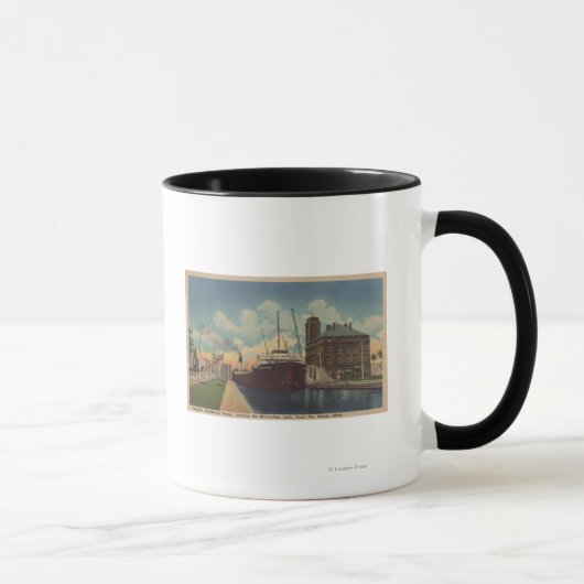 Mug Marie, MI - Vue du cargo quittant MacArthur (Droite)