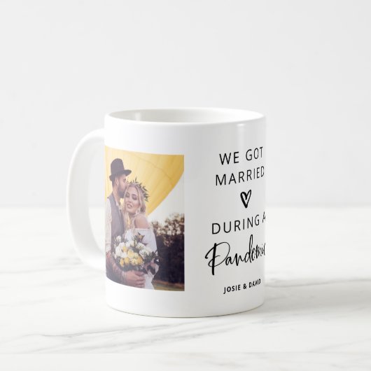 Mug Marié pendant une pandémie | Deux photos (Devant gauche)