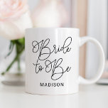 Mug Mariée à être noir Script moderne mariage personna<br><div class="desc">Scénario de calligraphie noire chic et moderne "Mariée à être" pour femmes mariage mariée tasse à café dispose d'un texte personnalisé qui peut être personnalisé avec le prénom de la mariée. Fait un cadeau sucré à l'avenir Mme!</div>