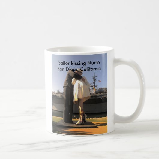 Mug Marin embrassant l'infirmière à San Diego (Droite)
