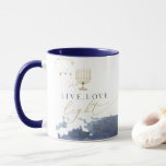 Mug Marine Aquarelle Menorah Live Love Light Hanoukka<br><div class="desc">Cette tasse en céramique Hanoukka présente une tache bleu marine d'aquarelle avec des specs de feuille d'or, une menorah d'aquarelle or et le dicton "Live, love, light" en l'honneur de la fête des lumières. Cette tasse est l'ajout parfait à votre décor de vacances ou un grand cadeau pour le cacao...</div>
