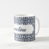 Mug Marine avec Motif de dentelle de Crochet blanc (Devant droit)