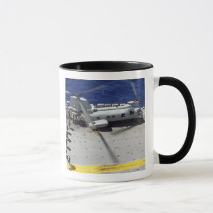 Mug Marines embarquent un hélicoptère CH-46E Sea Knigh