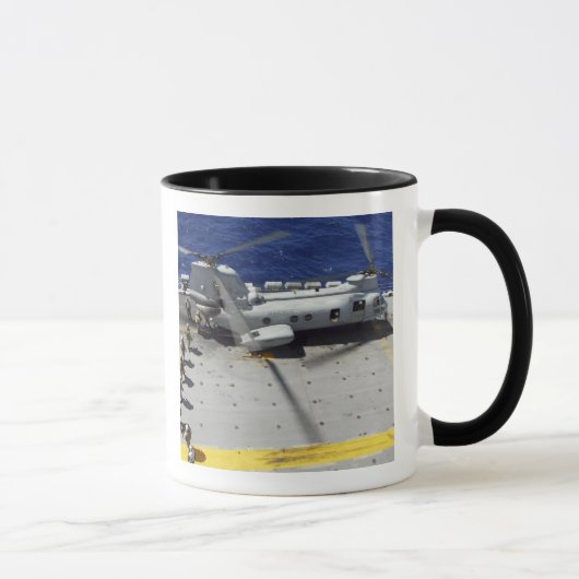 Mug Marines embarquent un hélicoptère CH-46E Sea Knigh (Droite)