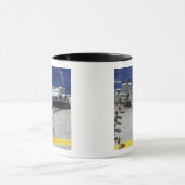 Mug Marines embarquent un hélicoptère CH-46E Sea Knigh (Centre)