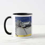 Mug Marines embarquent un hélicoptère CH-46E Sea Knigh (Gauche)