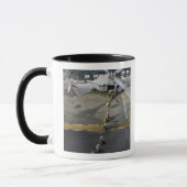 Mug Marines se prépare à embarquer sur un MH-60S (Gauche)