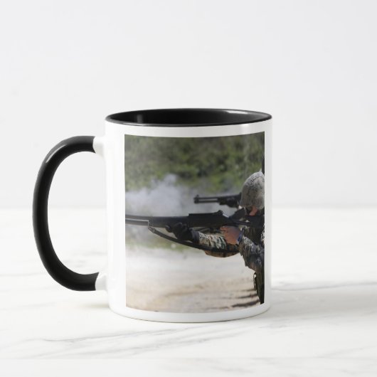 Mug Marines tirant des fusils de chasse (Gauche)