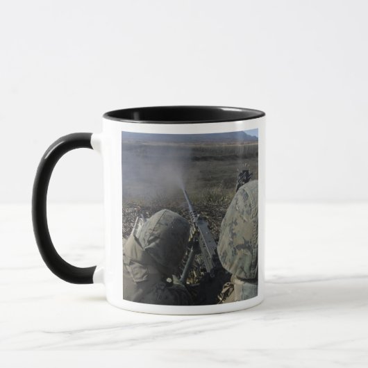 Mug Marines tire une mitrailleuse de calibre M2 50 (Gauche)