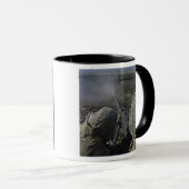 Mug Marines tire une mitrailleuse de calibre M2 50 (Devant droit)