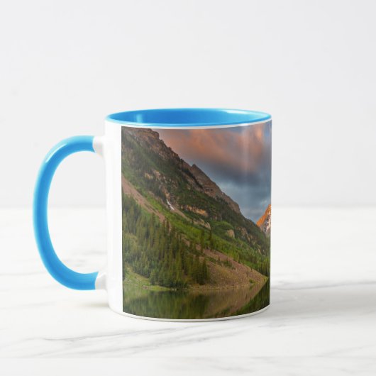 Mug Maroon Bells se reflètent dans le lac Maroon calme (Gauche)