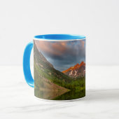 Mug Maroon Bells se reflètent dans le lac Maroon calme (Devant gauche)