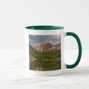 Mug Maroon Bells se reflètent dans le lac Maroon calme