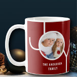 Mug Maroon photo de Noël de la famille personnalisée<br><div class="desc">Cette chic tasse de Noël est décorée du mot JOY sur un arrière - plan bordeaux de marron. Facilement personnalisable avec votre photo et votre nom.</div>